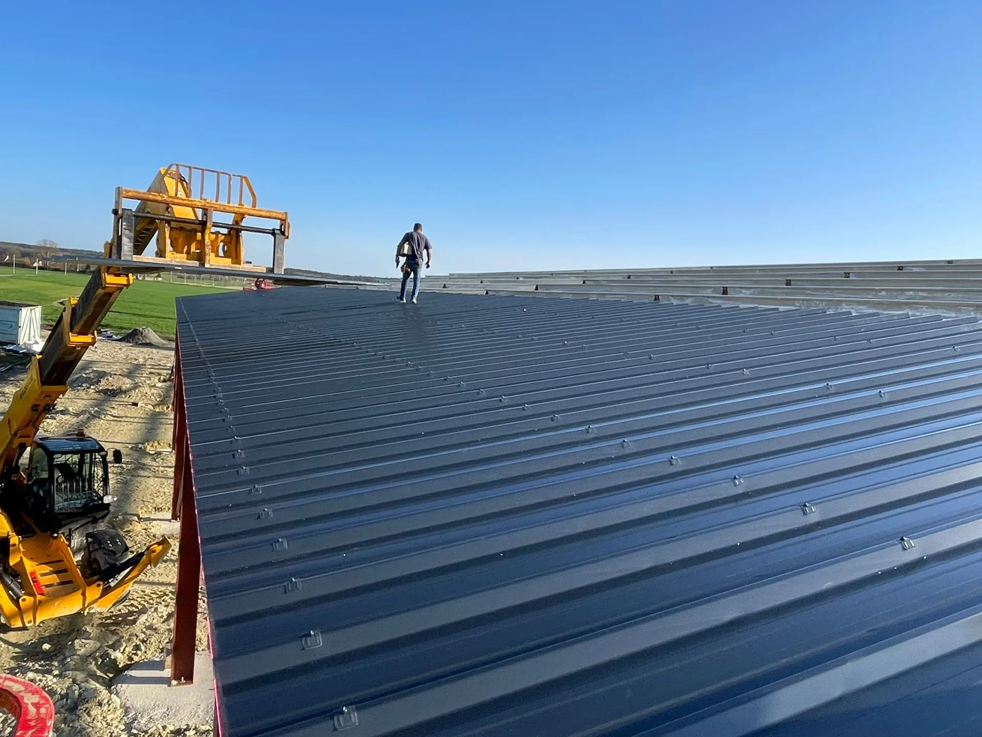 Couvreur LCE sur toiture bac acier anthracite