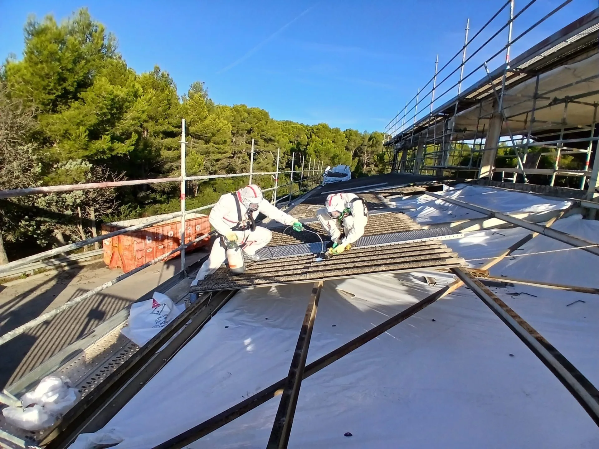 Opérateurs SS3 déposant du fibrociment en toiture